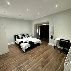 black-white-double-bedroom.brighton-hotels-england.com/